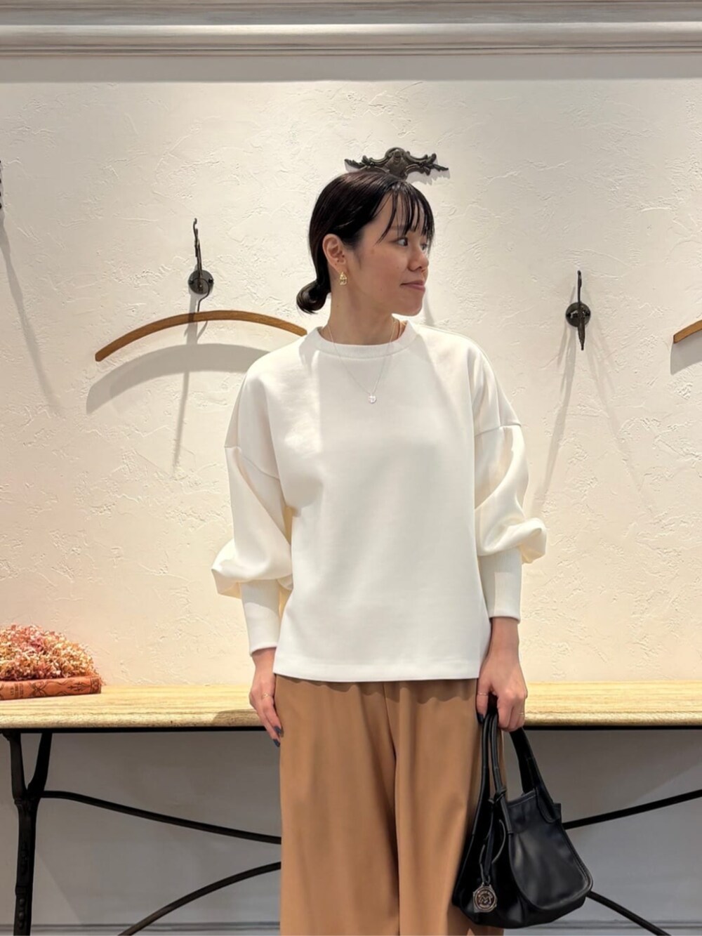 イエロー系のその他パンツ、ブラック系のトートバッグ、ホワイト系のTシャツ/カットソーを着用したレディースの冬コーディネートの4枚目の写真