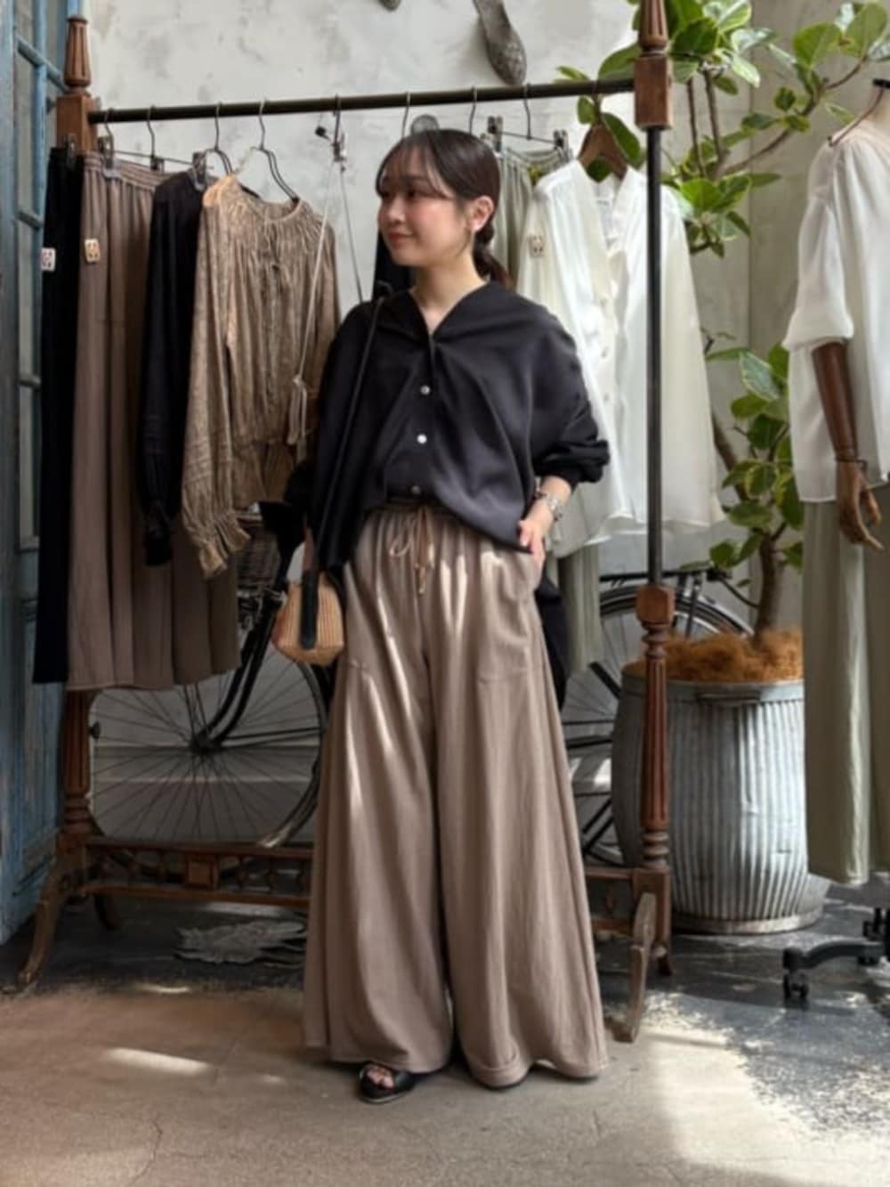 ベージュ系のその他パンツ、ブラック系のシャツ/ブラウスを着用したレディースの春コーディネートの2枚目の写真