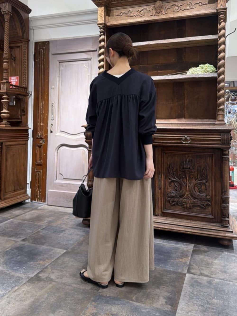 ベージュ系のその他パンツ、ブルー系のシャツ/ブラウスを着用したレディースの春コーディネートの2枚目の写真