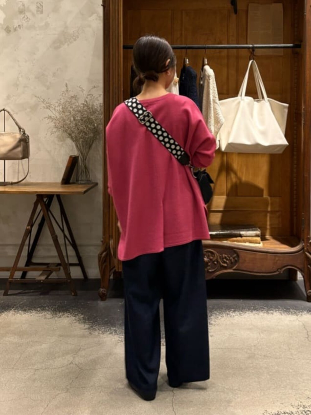 ブラック系のその他を着用したレディースの冬コーディネートの6枚目の写真