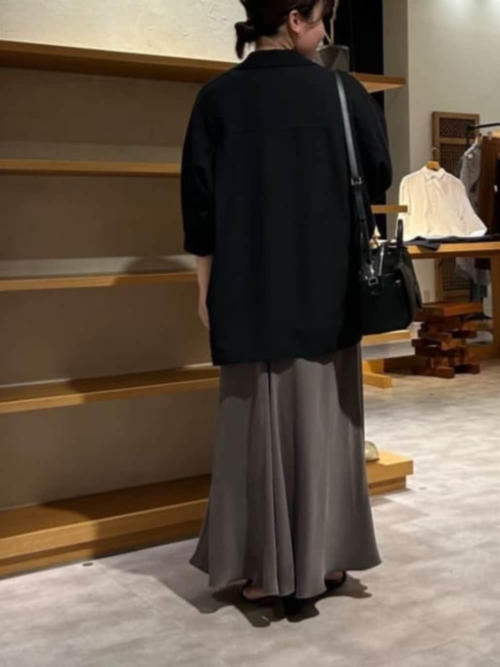 グリーン系のスカート、ブラック系のテーラードジャケット、ホワイト系のシャツ/ブラウスを着用したレディースの春コーディネートの4枚目の写真