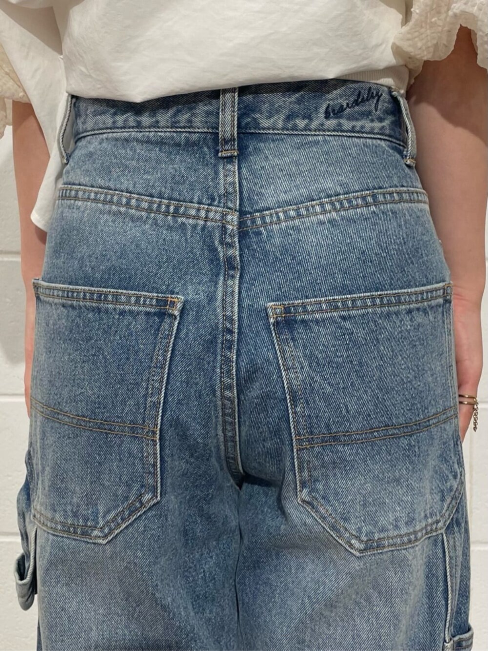 ブルー系のその他パンツ、ホワイト系のシャツ/ブラウスを着用したレディースの夏コーディネートの7枚目の写真