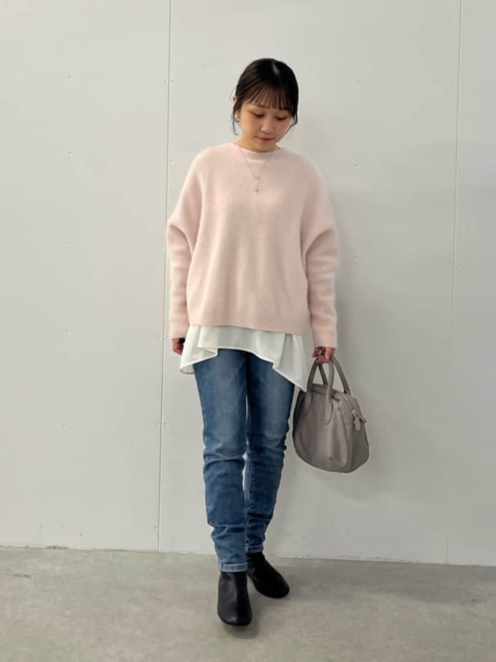 ブルー系のデニムパンツ、ピンク系のニット/セーターを着用したレディースの夏コーディネートの6枚目の写真