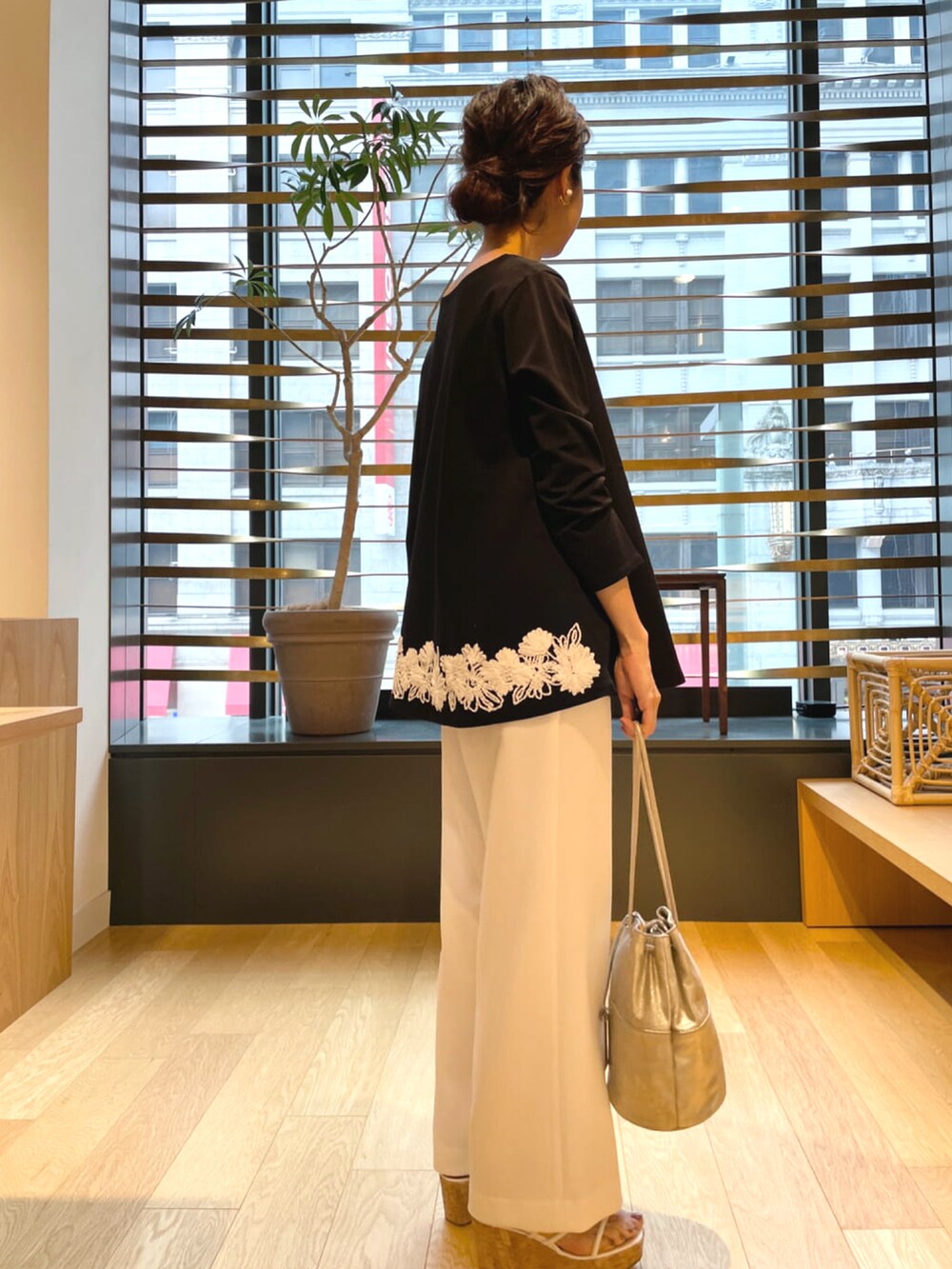 ブラック系のTシャツ/カットソー、ホワイト系のその他パンツ、ホワイト系のその他シューズを着用したレディースの春コーディネートの2枚目の写真