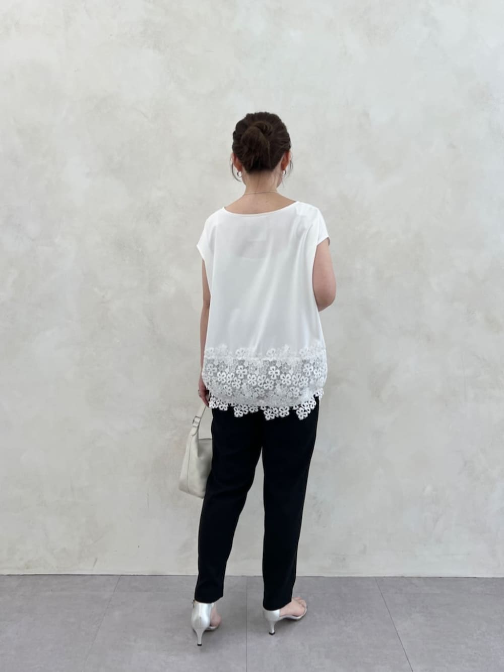 ホワイト系のトートバッグ、ブラック系のその他パンツ、ホワイト系のTシャツ/カットソーを着用したレディースの春コーディネートの3枚目の写真