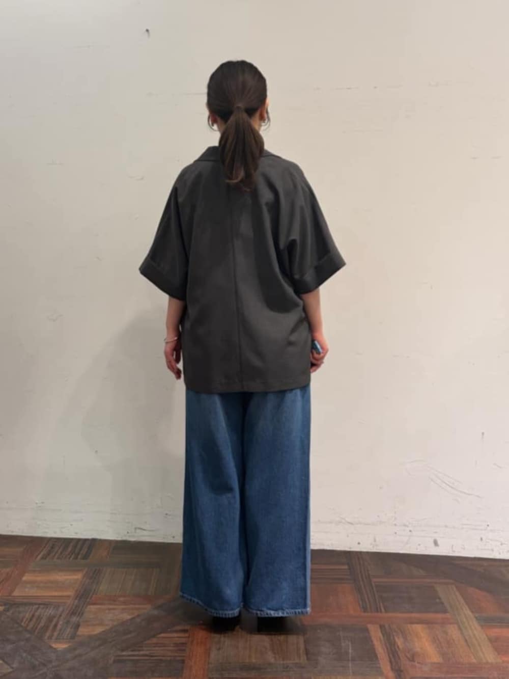 ホワイト系のシャツ/ブラウス、ブルー系のその他パンツ、グレー系のテーラードジャケットを着用したレディースの春コーディネートの3枚目の写真