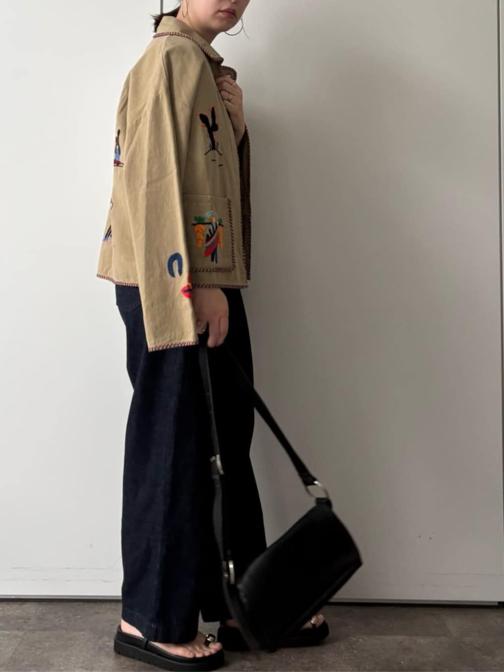 ベージュ系のその他アウター、ブラック系のショルダーバッグ、ブラック系のサンダルを着用したレディースの冬コーディネートの4枚目の写真