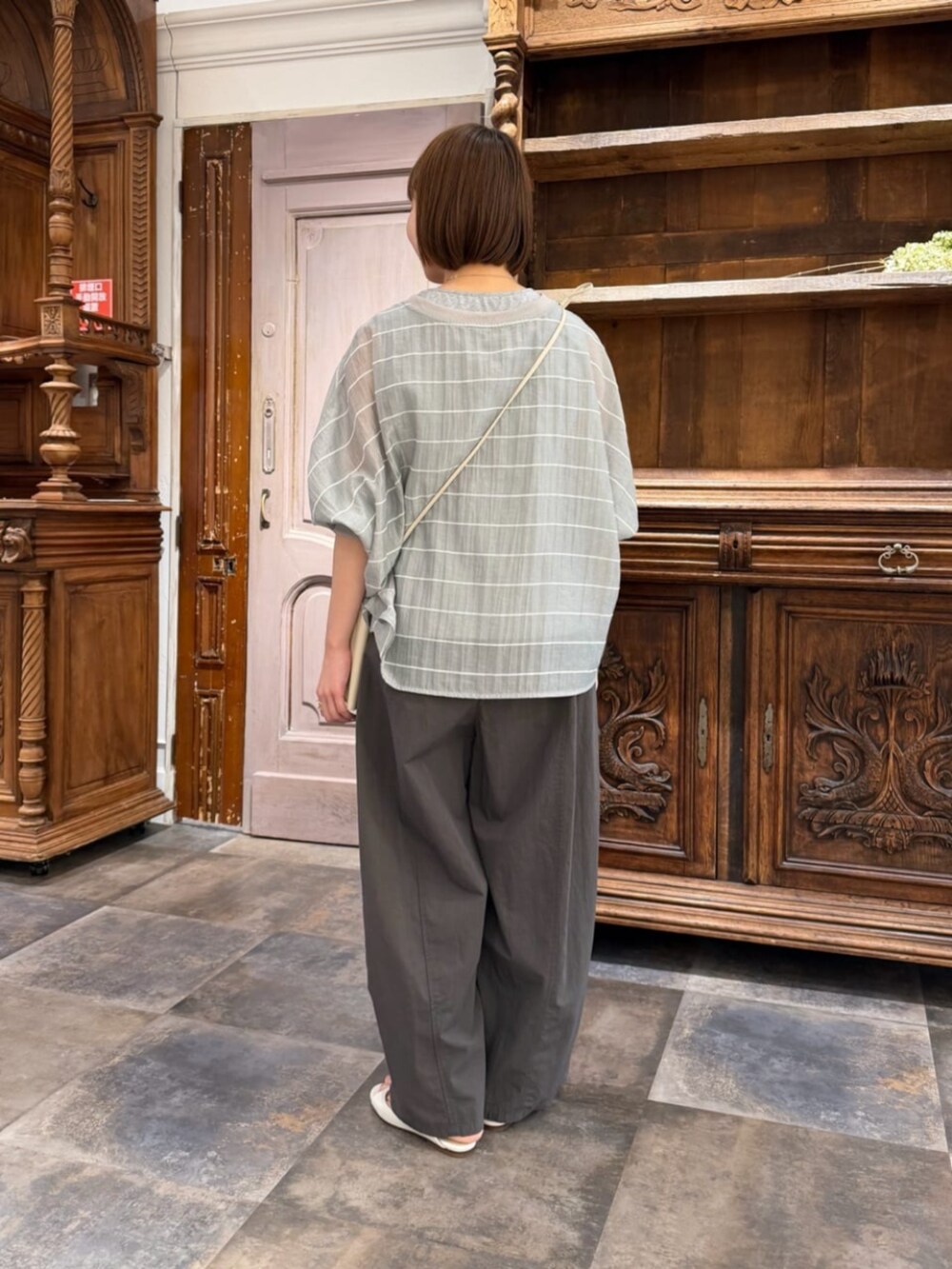 ホワイト系のショルダーバッグ、グレー系のシャツ/ブラウス、グレー系のその他パンツを着用したレディースの春コーディネートの4枚目の写真