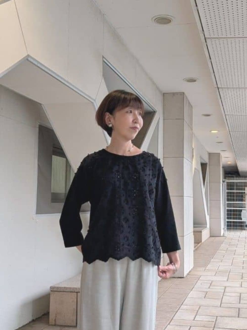 グレー系のその他パンツ、ホワイト系のTシャツ/カットソーを着用したレディースの夏コーディネートの4枚目の写真