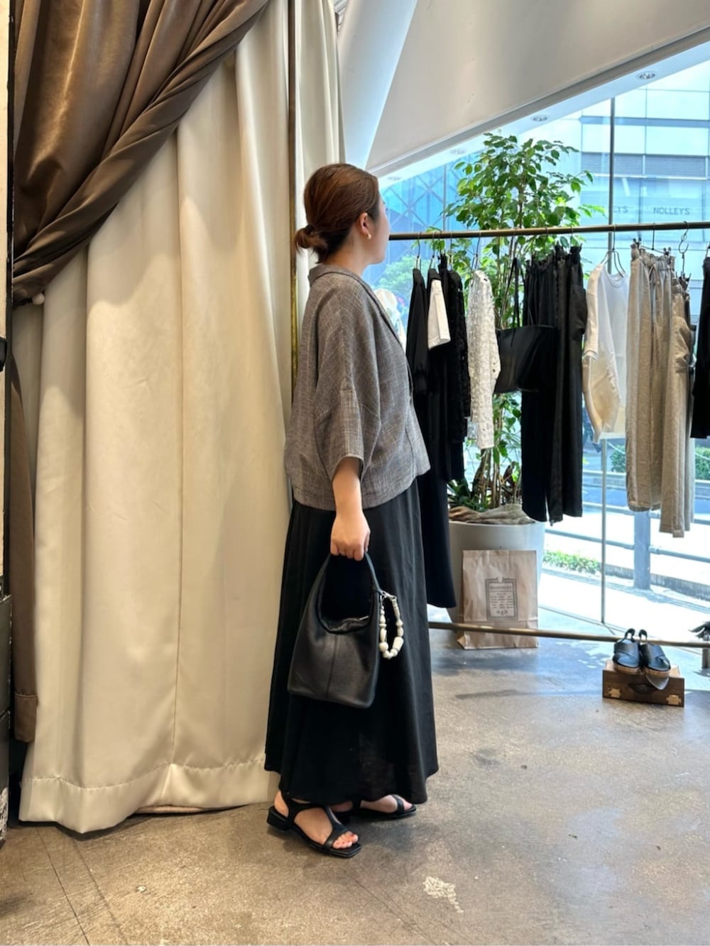 ホワイト系のシャツ/ブラウス、ベージュ系のテーラードジャケットを着用したレディースの春コーディネートの4枚目の写真