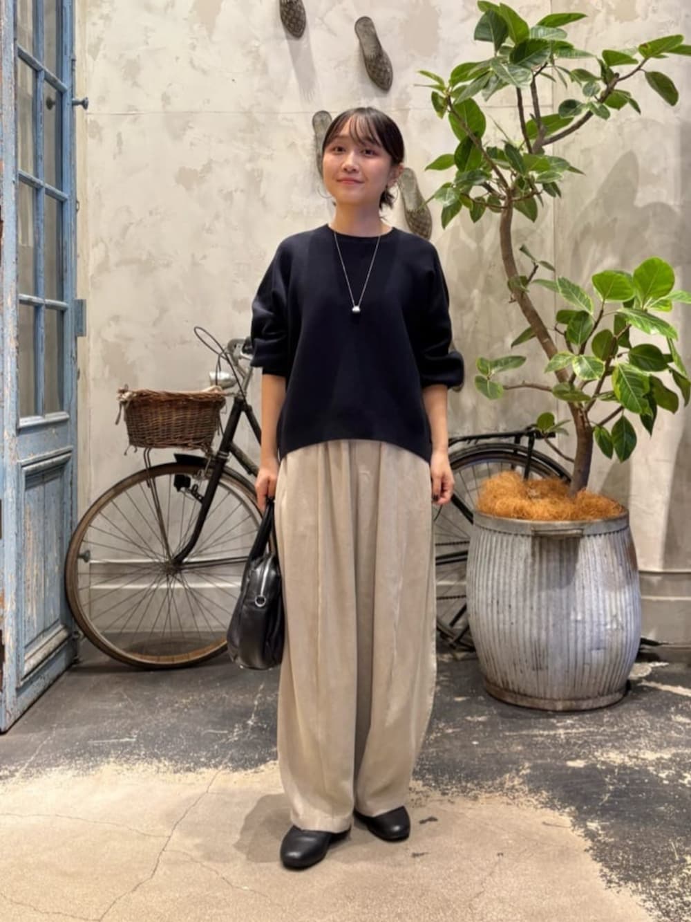ブルー系のニット/セーター、グレー系のその他パンツを着用したレディースの夏コーディネートの2枚目の写真