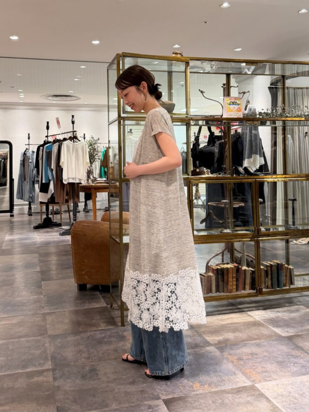 ブルー系のその他パンツ、ホワイト系のキャミソール、グレー系のカーディガン/ボレロを着用したレディースの春コーディネートの3枚目の写真