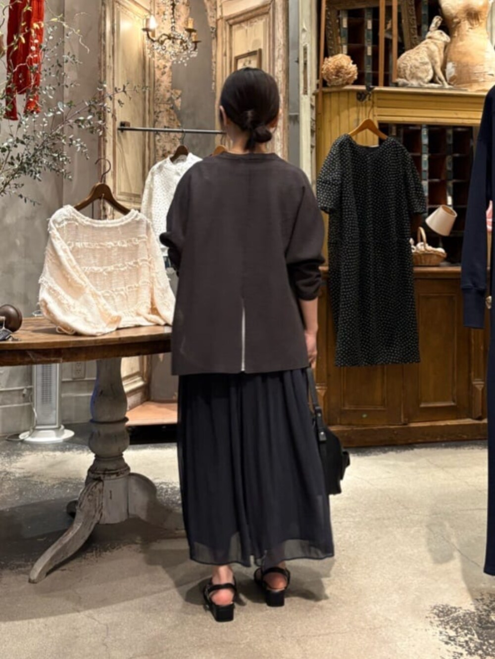 ブラック系のその他パンツ、ホワイト系のシャツ/ブラウス、グレー系のカーディガン/ボレロを着用したレディースの春コーディネートの9枚目の写真