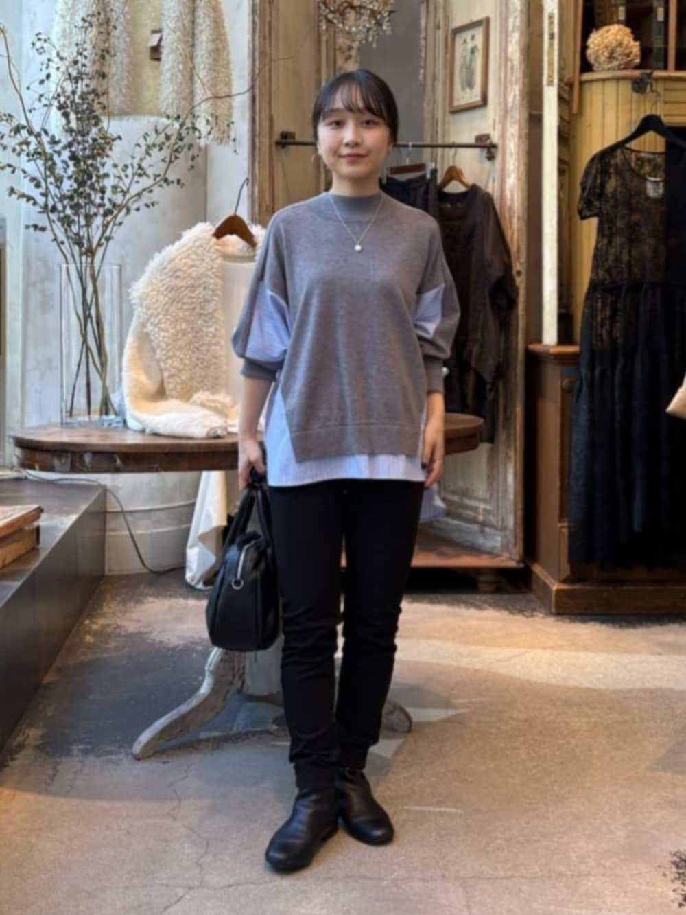 ブラック系のその他パンツ、グレー系のニット/セーターを着用したレディースの秋コーディネートの3枚目の写真