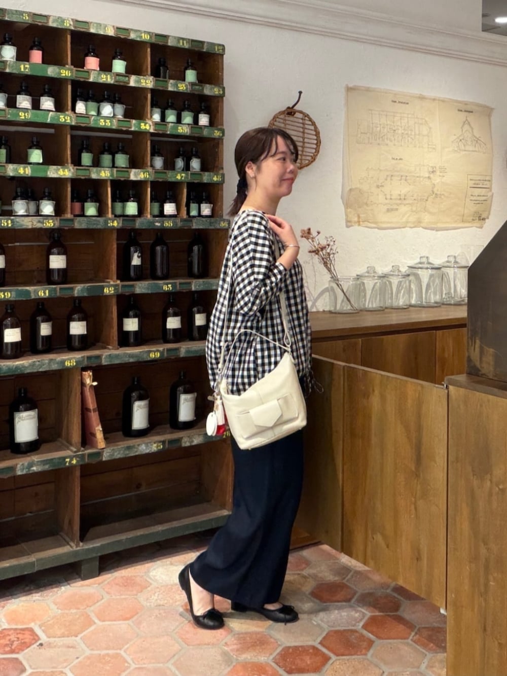 ブルー系のその他パンツ、ブラック系のシャツ/ブラウス、ホワイト系のトートバッグを着用したレディースの春コーディネートの3枚目の写真