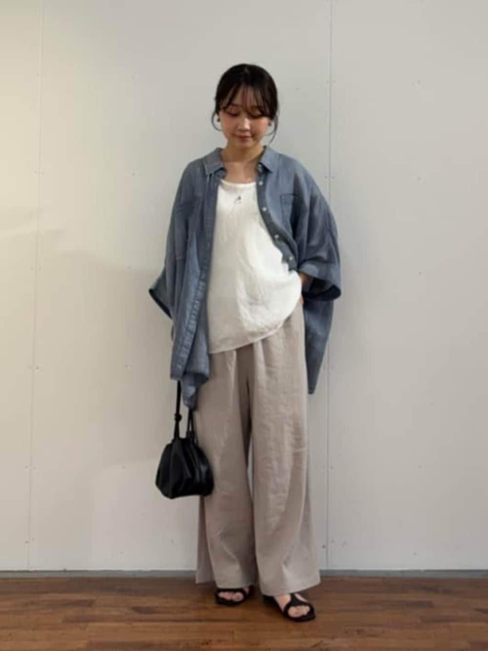 グレー系のその他パンツ、ブルー系のシャツ/ブラウスを着用したレディースの春コーディネートの3枚目の写真