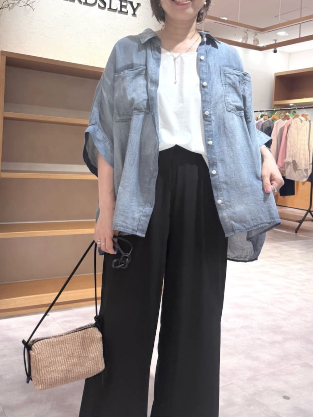 ブラック系のその他パンツ、ブルー系のシャツ/ブラウスを着用したレディースの春コーディネートの10枚目の写真