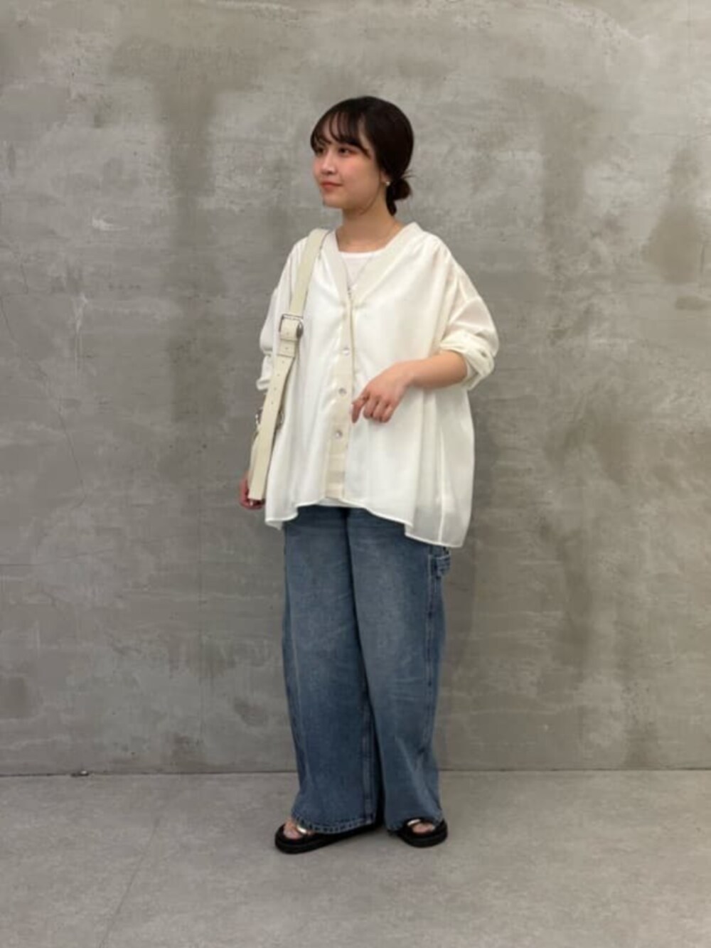 ホワイト系のショルダーバッグ、ブラック系のサンダル、ブルー系のその他パンツを着用したレディースの冬コーディネートの8枚目の写真