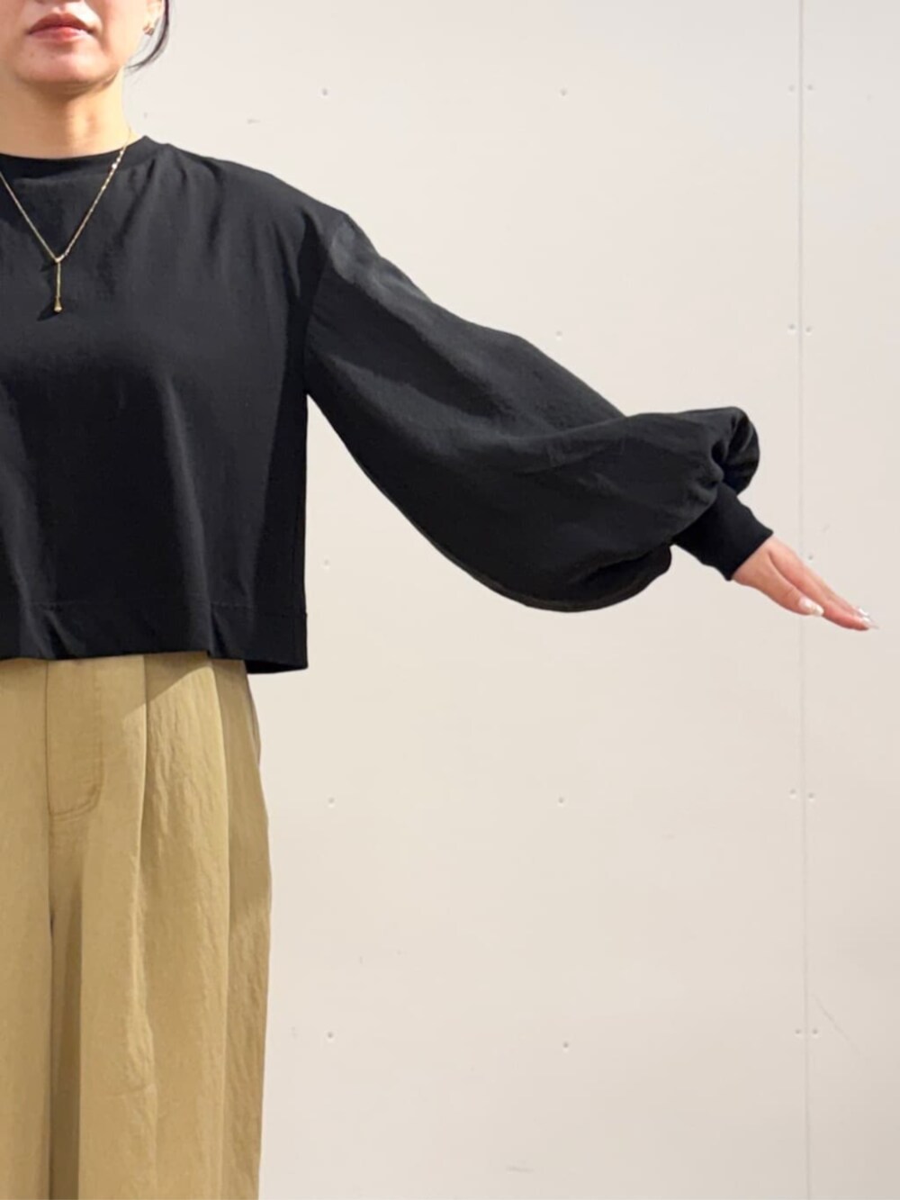 イエロー系のその他パンツ、ブラック系のTシャツ/カットソーを着用したレディースの夏コーディネートの7枚目の写真