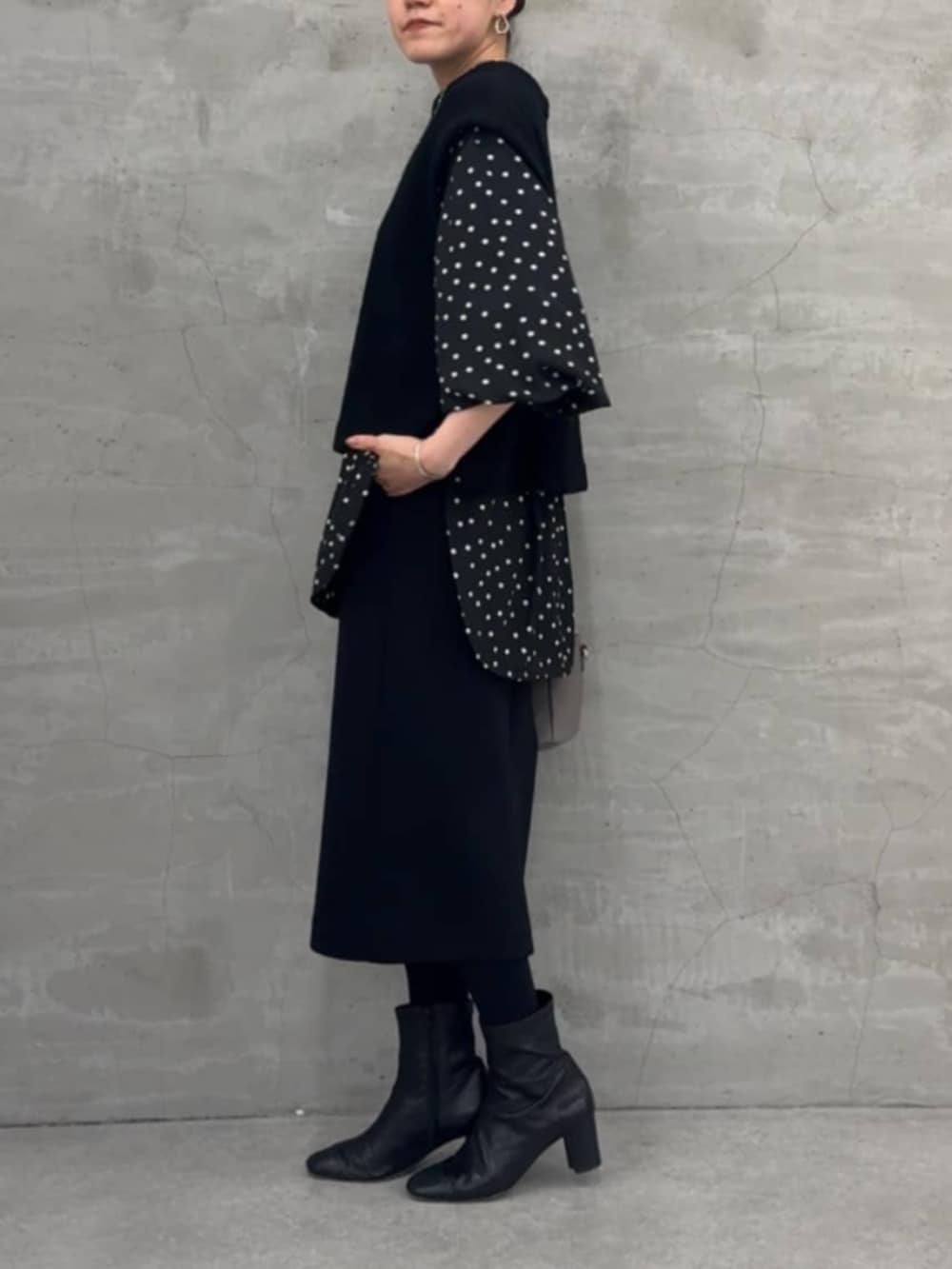 ブラック系のスカート、ブラック系のシャツ/ブラウスを着用したレディースの冬コーディネートの2枚目の写真