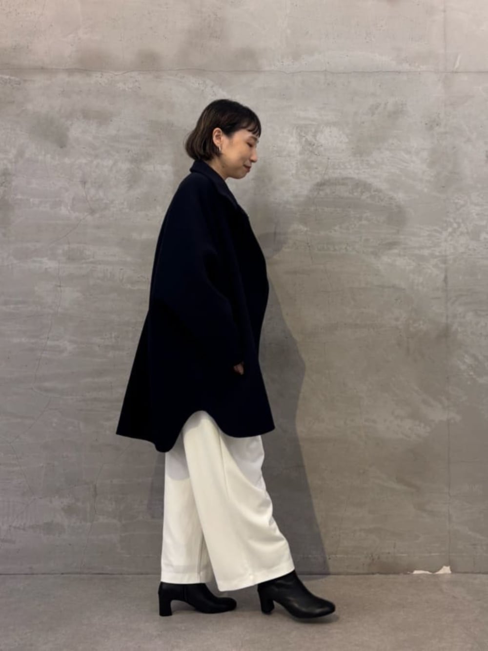 ホワイト系のその他パンツ、ブラウン系のニット/セーター、ブルー系のその他アウターを着用したレディースの夏コーディネートの6枚目の写真