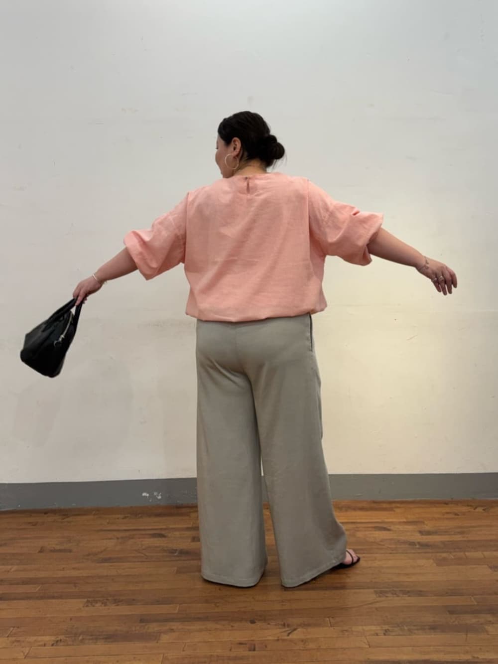 グレー系のその他パンツ、ピンク系のシャツ/ブラウスを着用したレディースの冬コーディネートの4枚目の写真