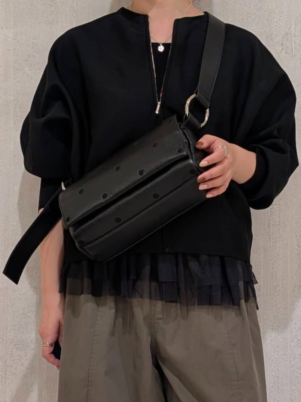ブラック系のショルダーバッグ、グリーン系のその他パンツ、ブルー系のカーディガン/ボレロを着用したレディースの夏コーディネートの8枚目の写真