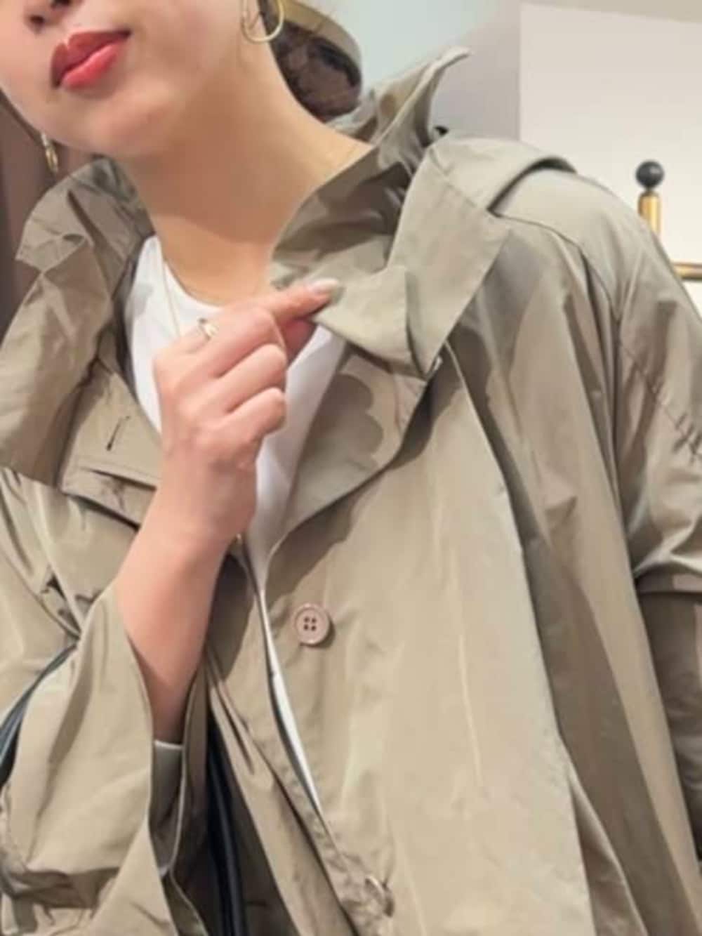 ブルー系のその他パンツ、ブラウン系のブルゾン、ブラック系のトートバッグを着用したレディースの冬コーディネートの9枚目の写真