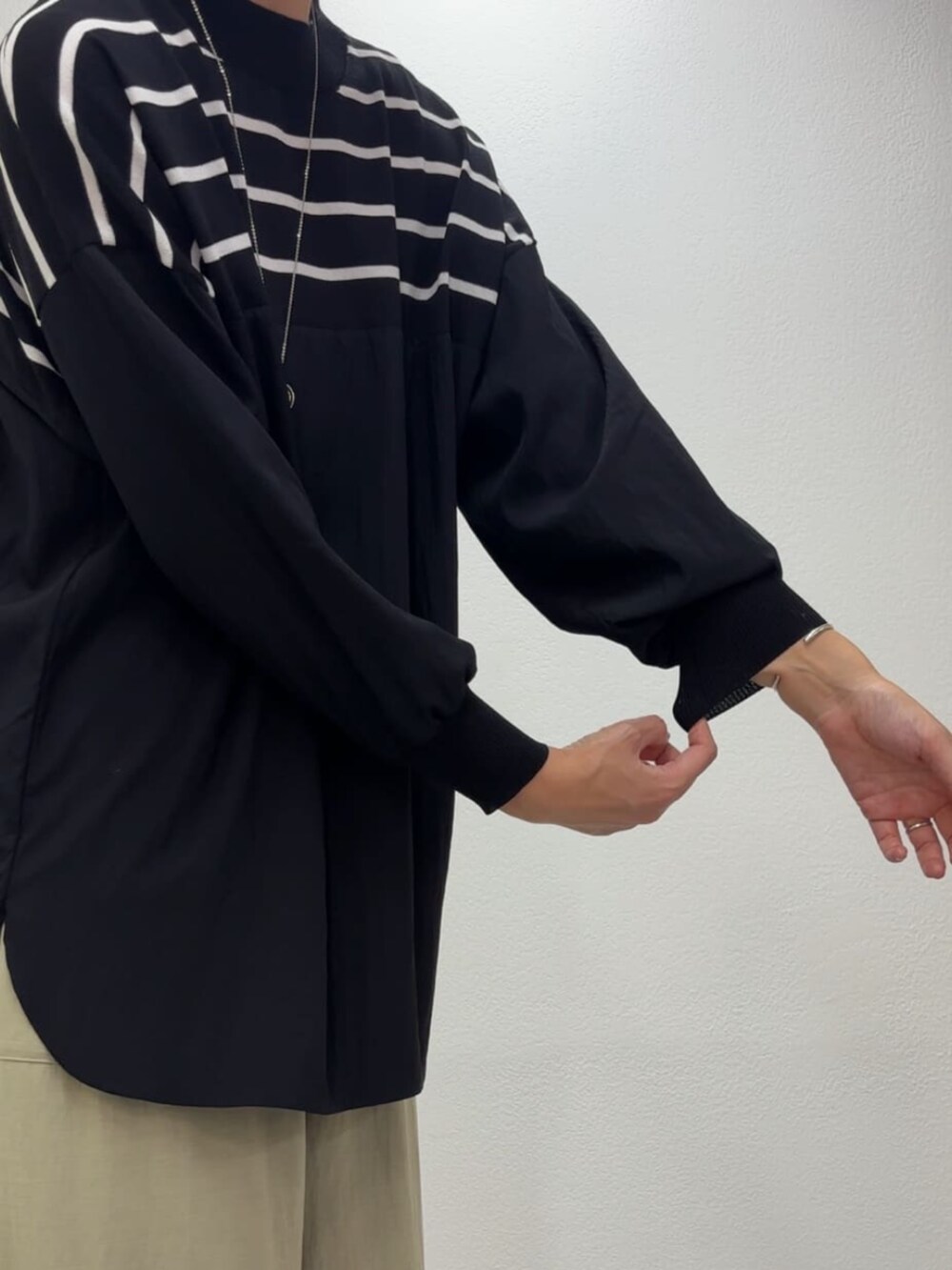 グリーン系のその他パンツ、ブラック系のニット/セーターを着用したレディースの冬コーディネートの8枚目の写真