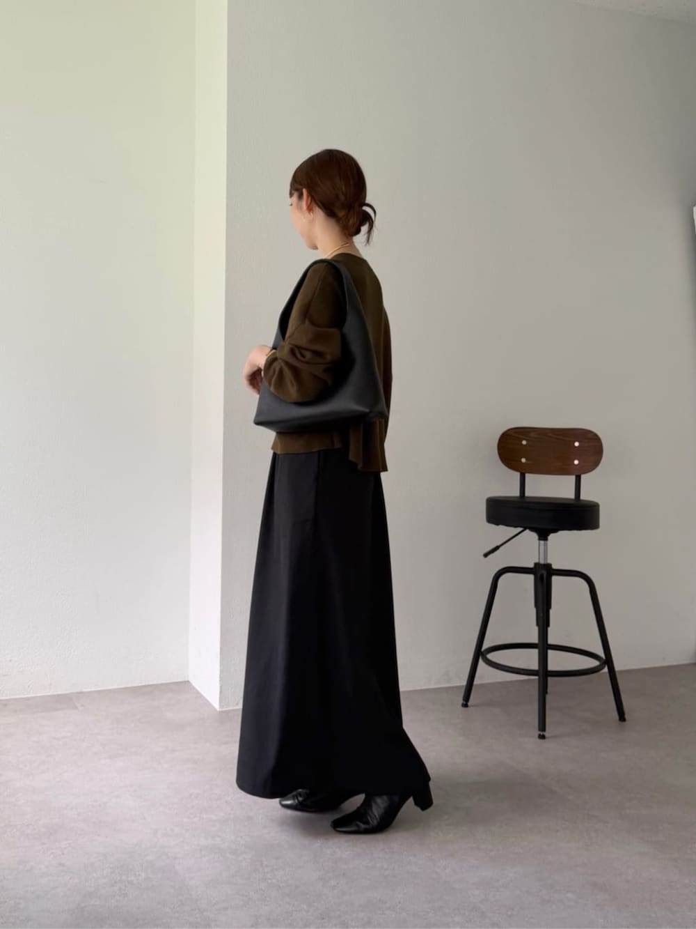 グリーン系のカーディガン/ボレロ、ブラック系のスカート、ブラック系のトートバッグを着用したレディースの夏コーディネートの4枚目の写真