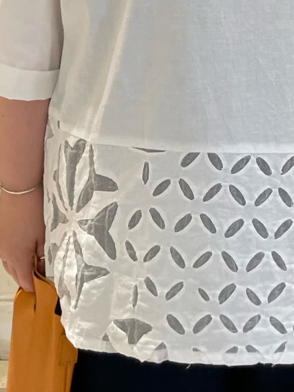 ホワイト系のシャツ/ブラウス、オレンジ系のトートバッグ、ブルー系のその他パンツを着用したレディースの夏コーディネートの4枚目の写真