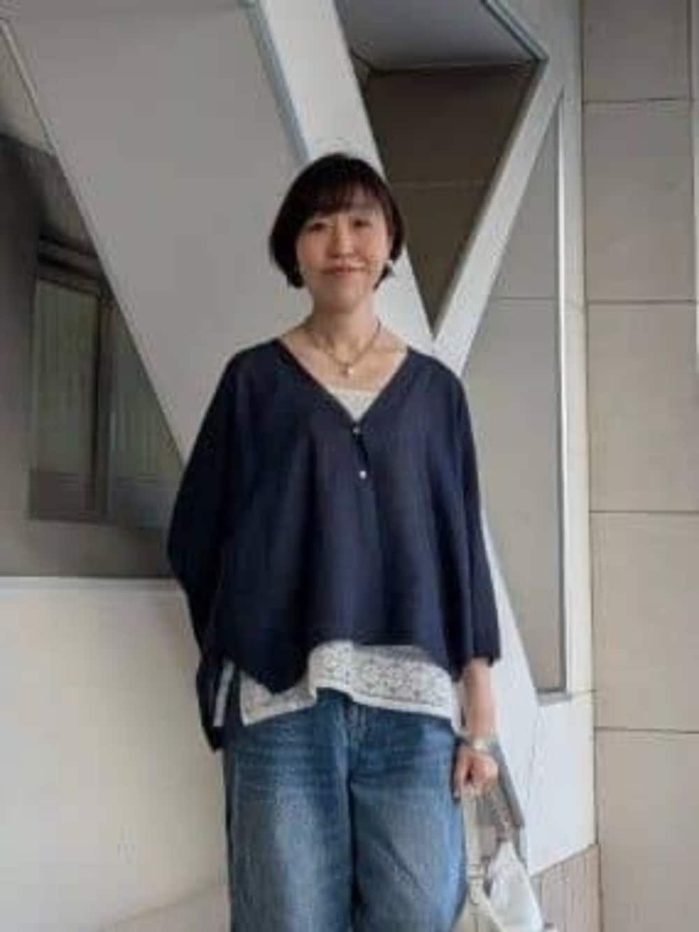 ホワイト系のトートバッグ、ブルー系のその他パンツ、ホワイト系のシャツ/ブラウスを着用したレディースの春コーディネートの3枚目の写真