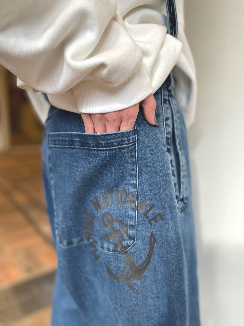 ホワイト系のTシャツ/カットソー、ブルー系のその他パンツ、ブラック系のトートバッグを着用したレディースの冬コーディネートの2枚目の写真