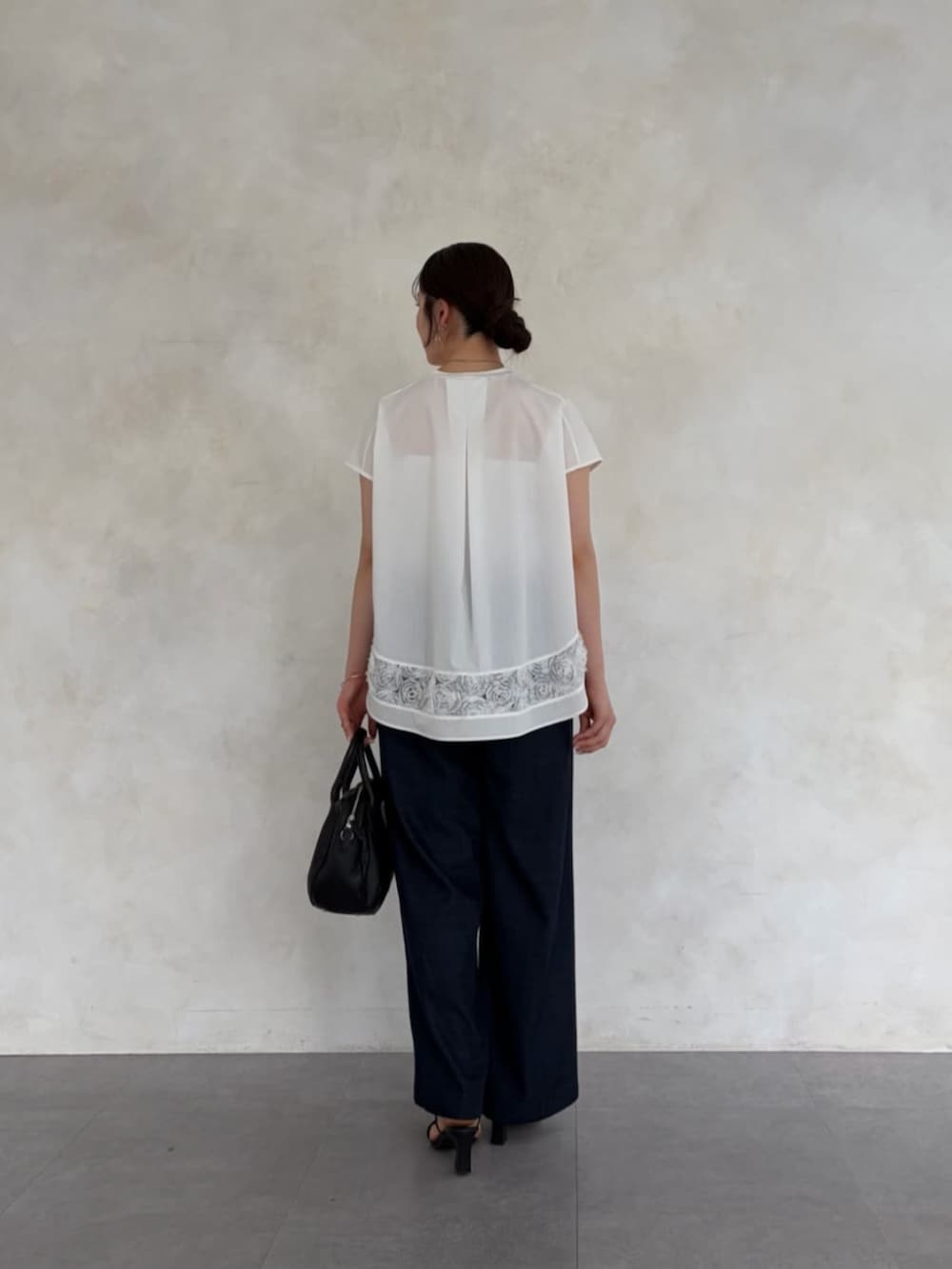 ブルー系のその他パンツ、ホワイト系のTシャツ/カットソーを着用したレディースの春コーディネートの3枚目の写真