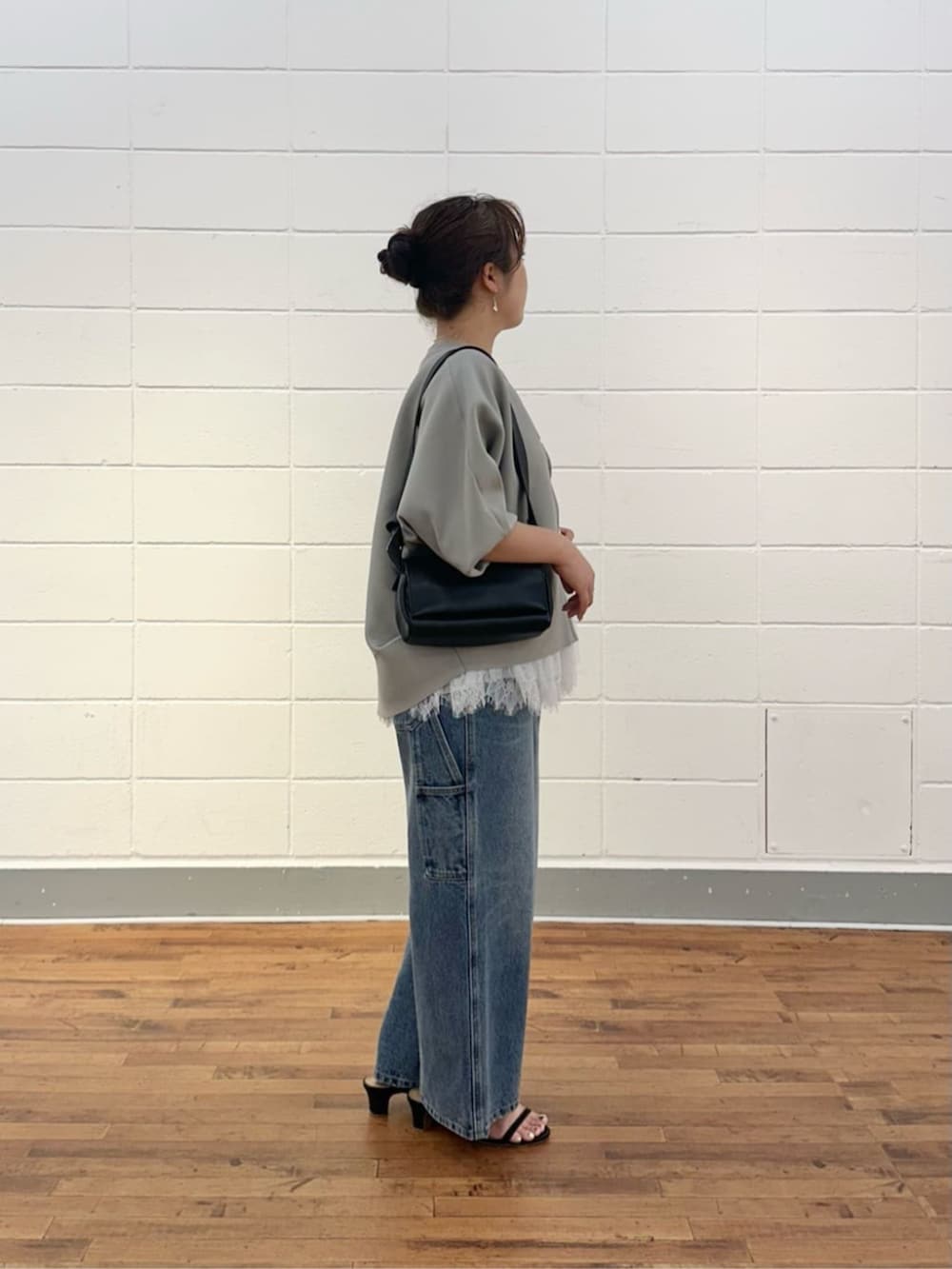 ブルー系のその他パンツ、ホワイト系のタンクトップを着用したレディースの夏コーディネートの4枚目の写真