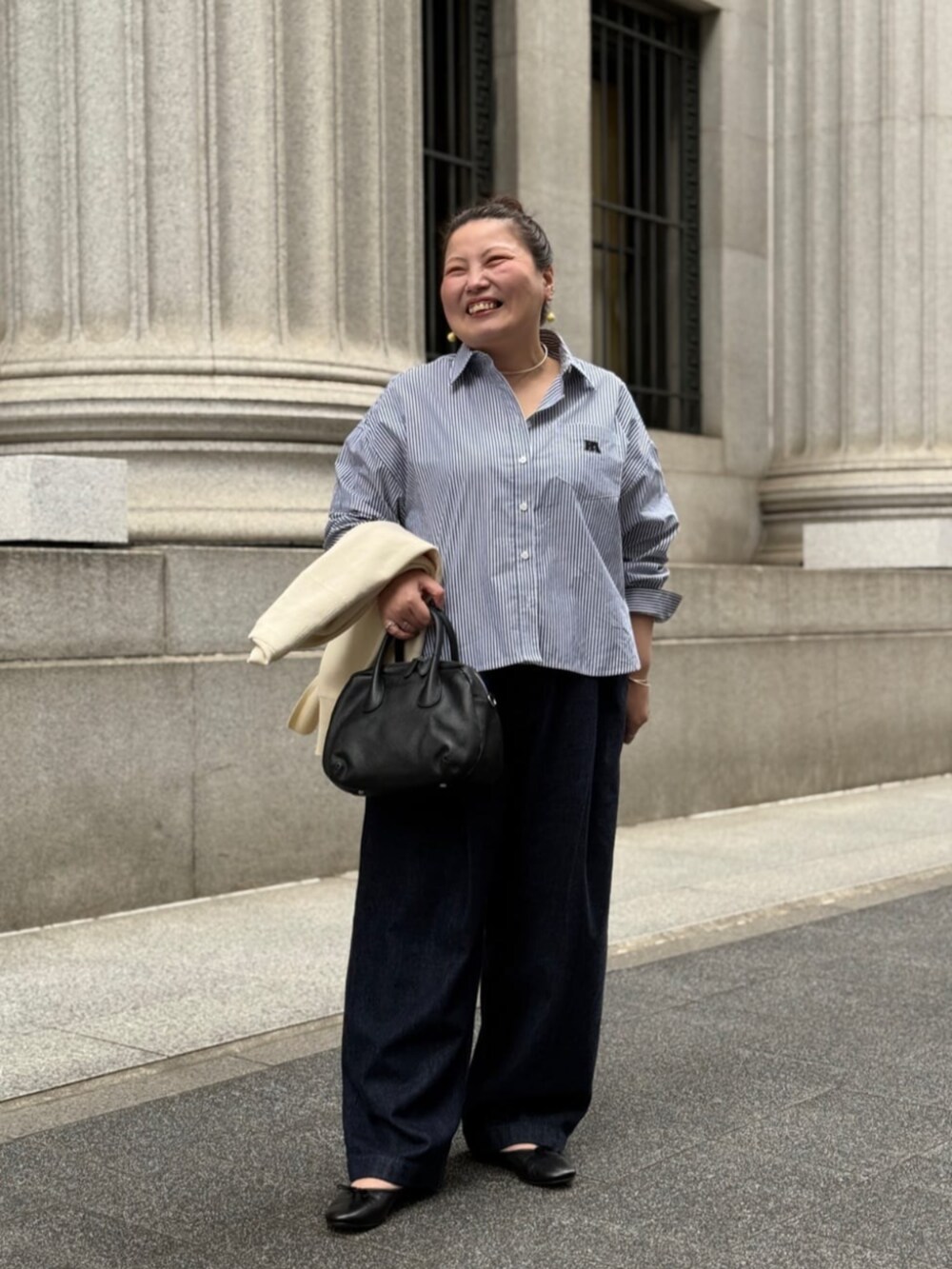 ブラック系のボストンバッグ、ブルー系のシャツ/ブラウスを着用したレディースの冬コーディネートの2枚目の写真