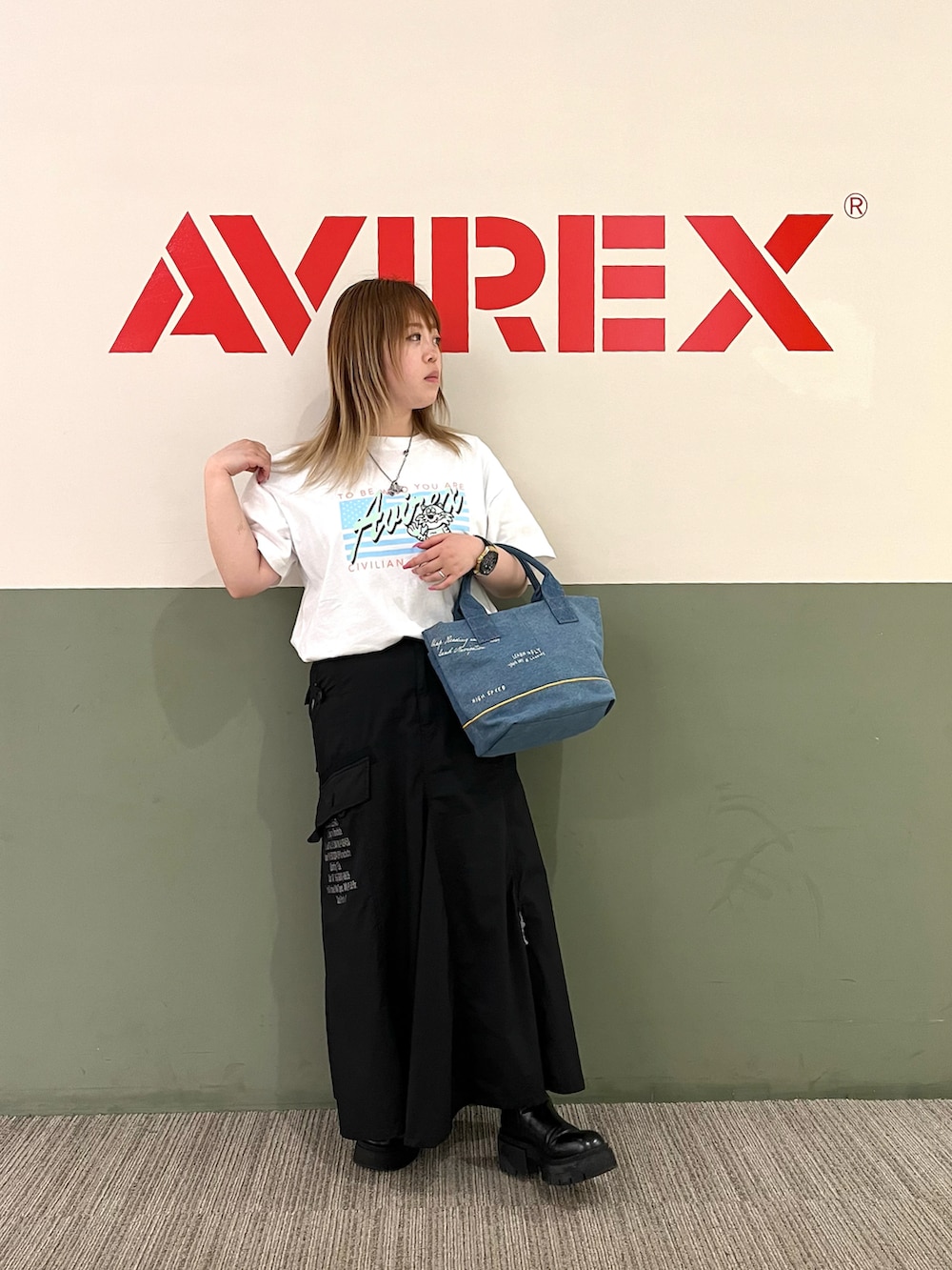 ホワイト系のTシャツ/カットソー、その他のバッグ、ブラック系のスカートを着用したレディースの春コーディネートの2枚目の写真