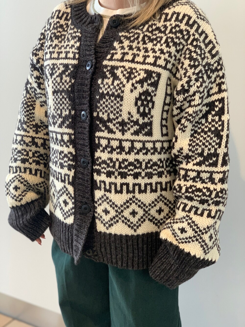 ホワイト系のカーディガン/ボレロ、グリーン系のその他パンツ、ベージュ系のTシャツ/カットソーを着用したレディースの秋コーディネートの2枚目の写真