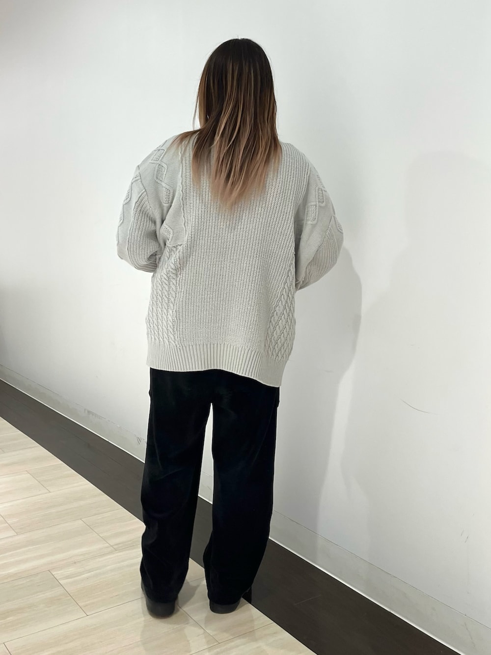 グレー系のカーディガン/ボレロ、ブラック系のTシャツ/カットソー、ブラック系のサロペット/オーバーオールを着用したレディースの冬コーディネートの2枚目の写真