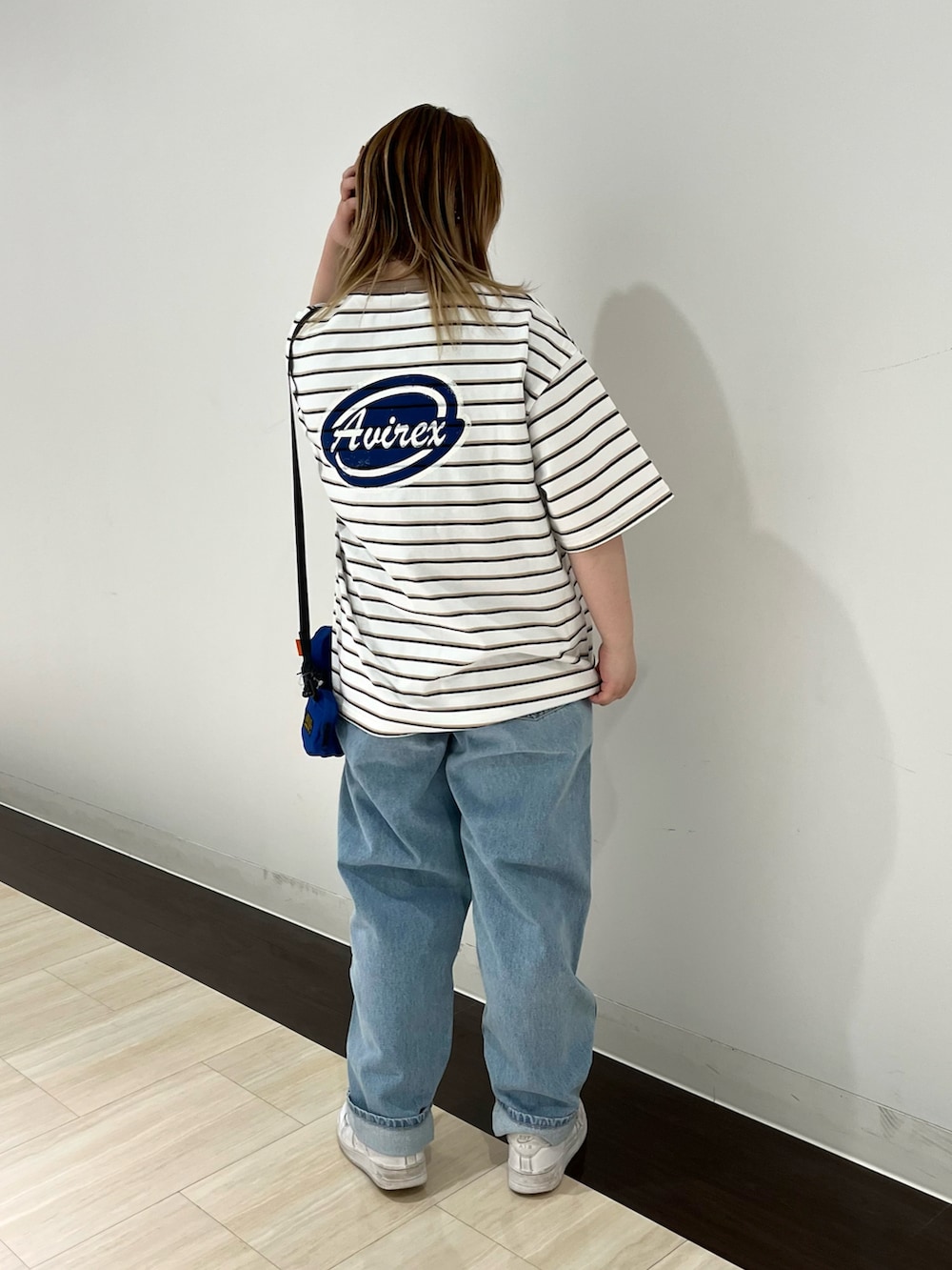 ベージュ系のTシャツ/カットソー、ブルー系のショルダーバッグ、その他のデニムパンツを着用したレディースの夏コーディネートの3枚目の写真