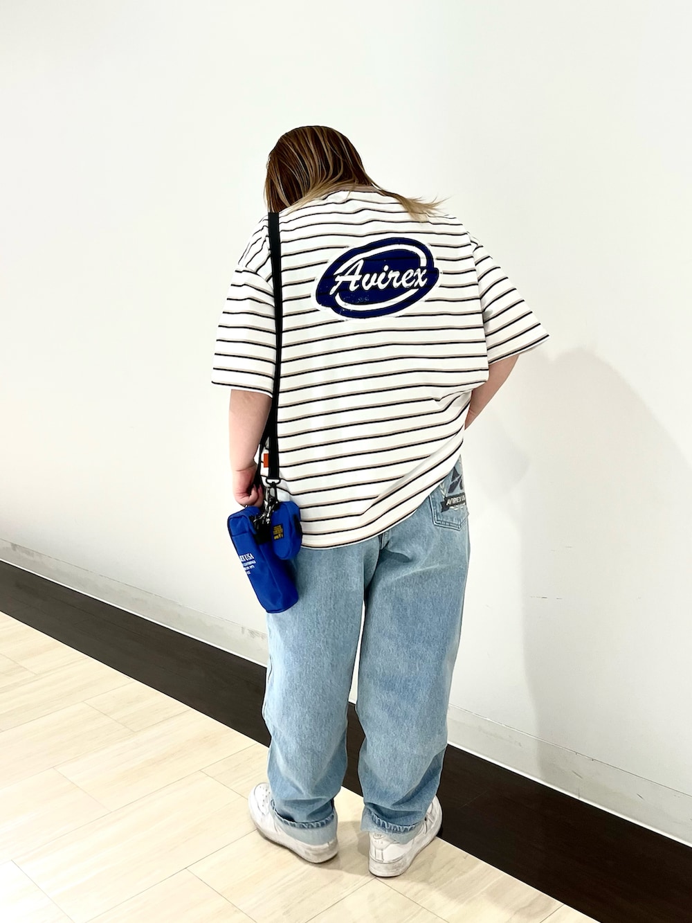 ベージュ系のTシャツ/カットソー、ブルー系のショルダーバッグ、その他のデニムパンツを着用したレディースの夏コーディネートの2枚目の写真