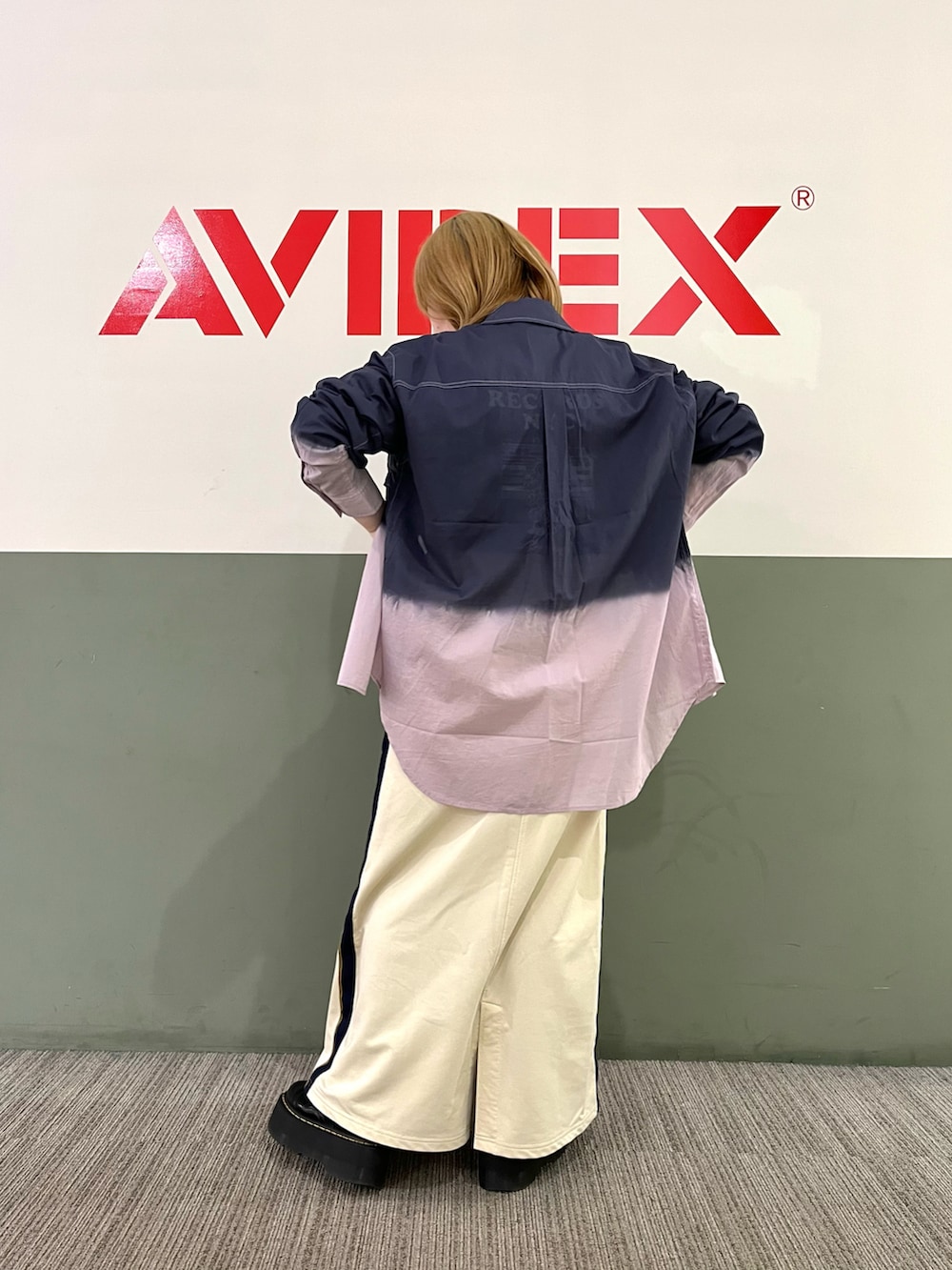 ブルー系のシャツ/ブラウス、ブラック系のTシャツ/カットソー、ベージュ系のスカートを着用したレディースの春コーディネートの2枚目の写真