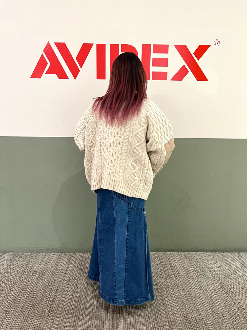 ホワイト系のスウェット、ホワイト系のカーディガン/ボレロ、ブルー系のデニムスカートを着用したレディースの秋コーディネートの2枚目の写真