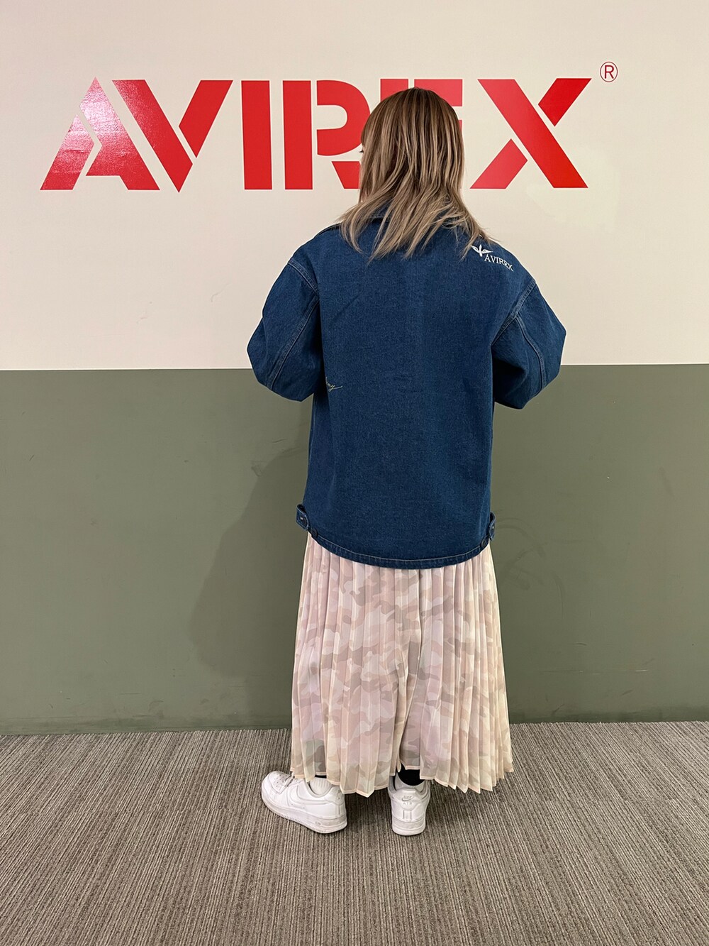 グリーン系のその他アウター、ベージュ系のTシャツ/カットソー、グレー系のスカートを着用したレディースの冬コーディネートの3枚目の写真