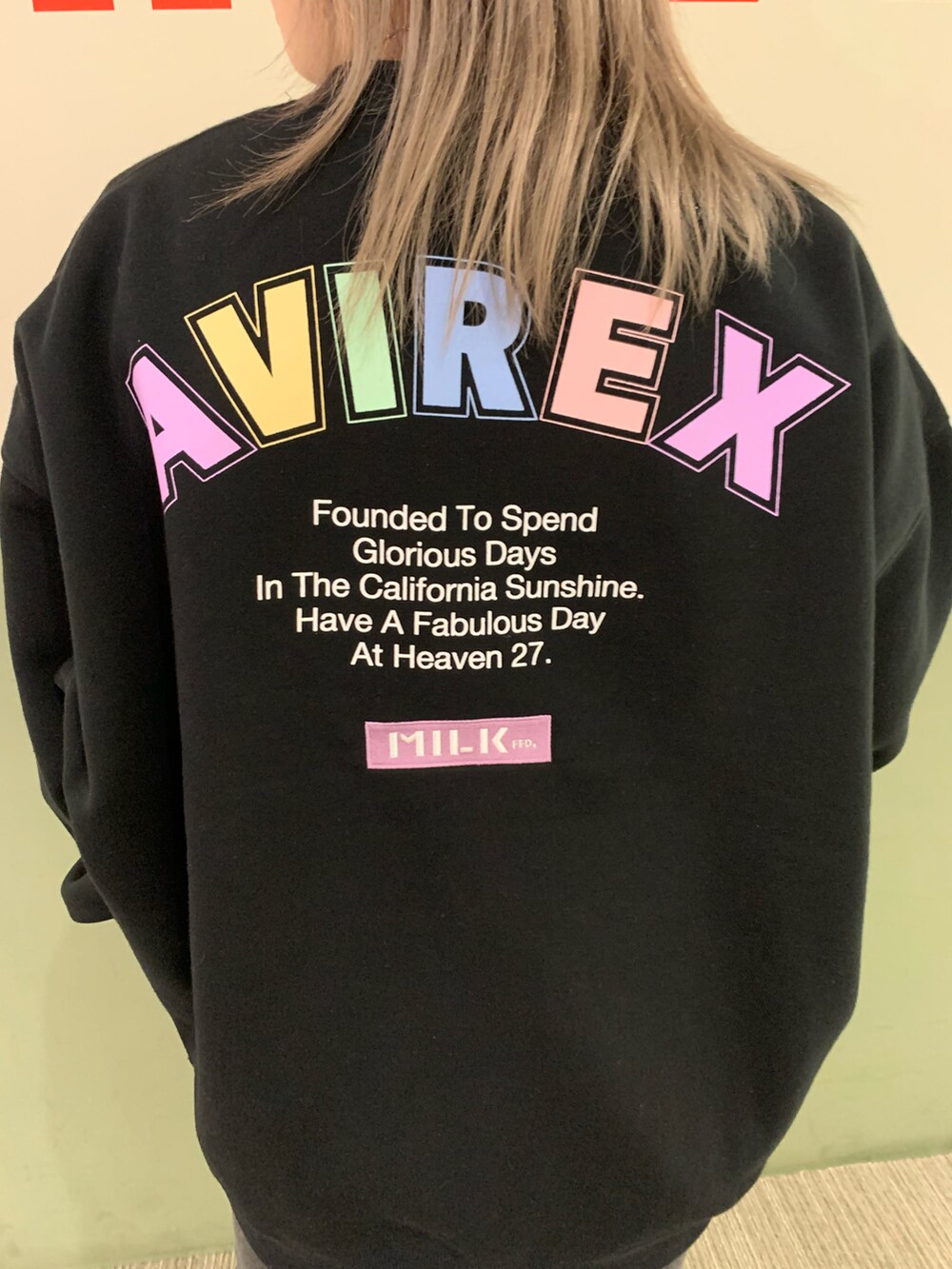 ブラック系のスウェット、ホワイト系のバッグ、ブラック系のデニムパンツを着用したレディースの秋コーディネートの3枚目の写真