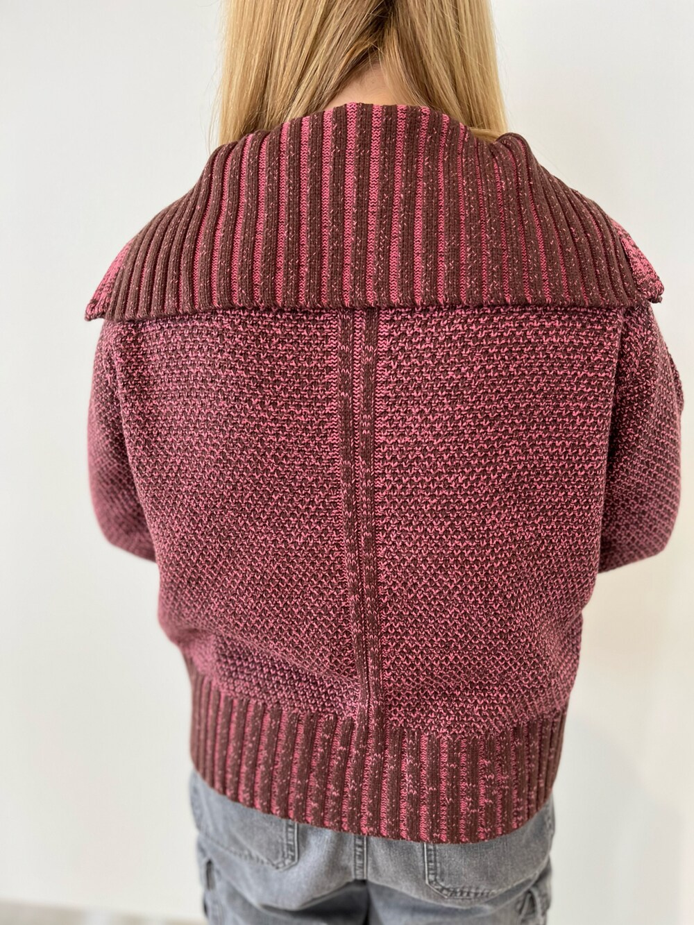 ピンク系のニット/セーター、ブルー系のデニムパンツ、ホワイト系のトートバッグを着用したレディースの秋コーディネートの5枚目の写真