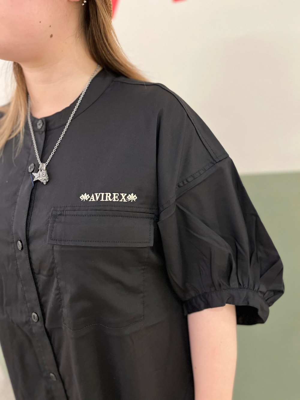 ブラック系のワンピース、ホワイト系のトートバッグ、ブラウン系のハットを着用したレディースの夏コーディネートの3枚目の写真