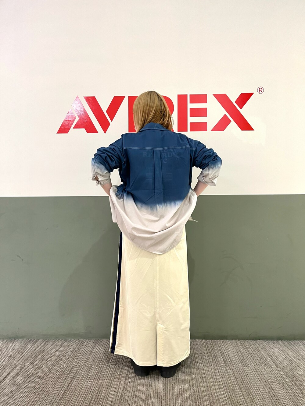 ブルー系のシャツ/ブラウス、ブラック系のTシャツ/カットソー、ベージュ系のスカートを着用したレディースの春コーディネートの2枚目の写真