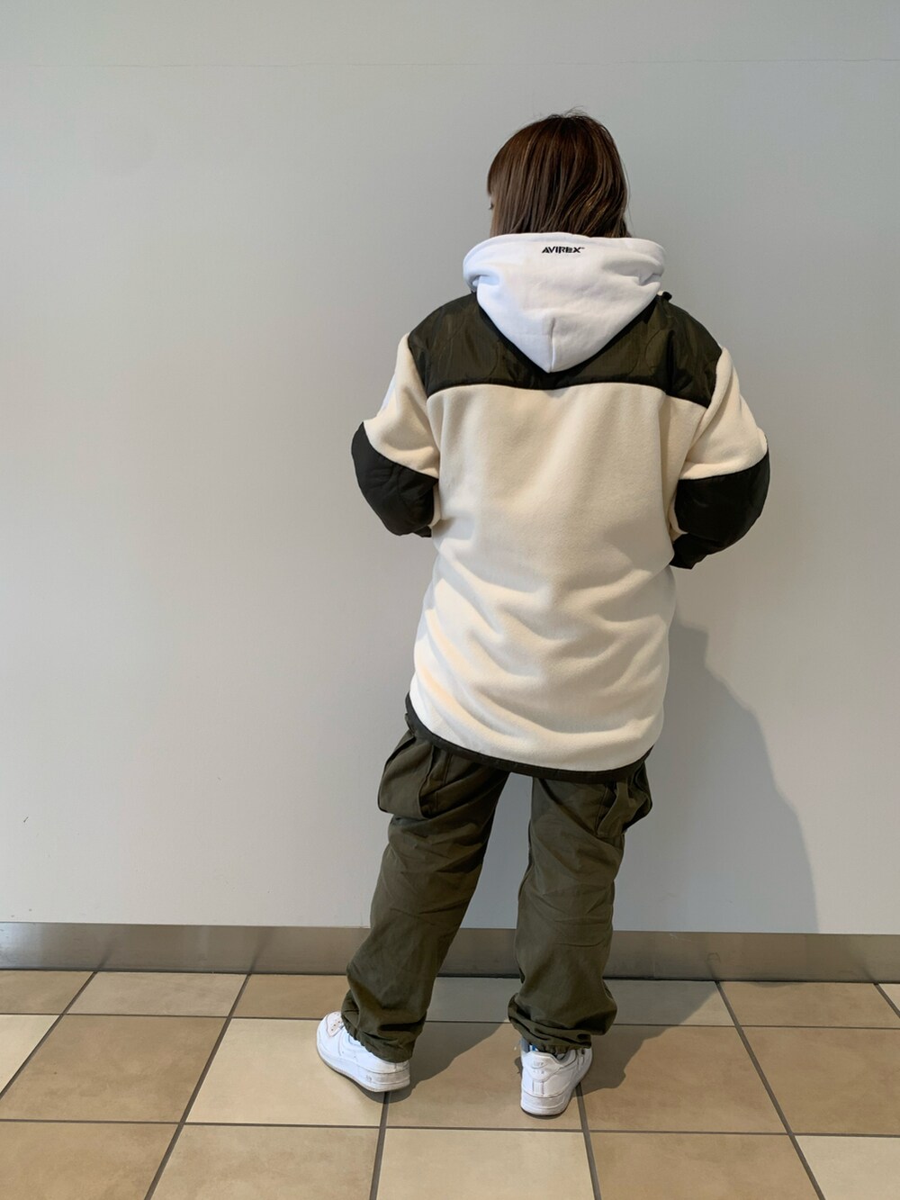 ホワイト系のパーカー、ホワイト系のその他アウター、ブラック系のカーゴパンツを着用したレディースの冬コーディネートの2枚目の写真