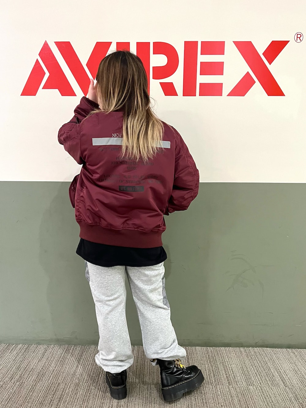 イエロー系のTシャツ/カットソー、レッド系のMA-1、グレー系のスウェットパンツを着用したレディースの夏コーディネートの2枚目の写真